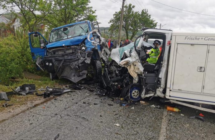 Accident violent la Crușeț! Trei bărbați, transportați la spital