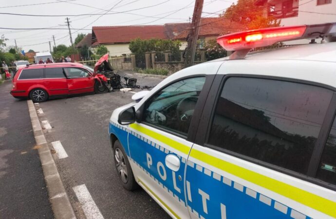 Arcani: A intrat cu mașina într-un stâlp de electricitate!
