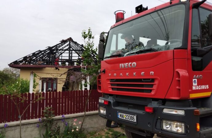 Incendiu puternic la o casă din Tismsna