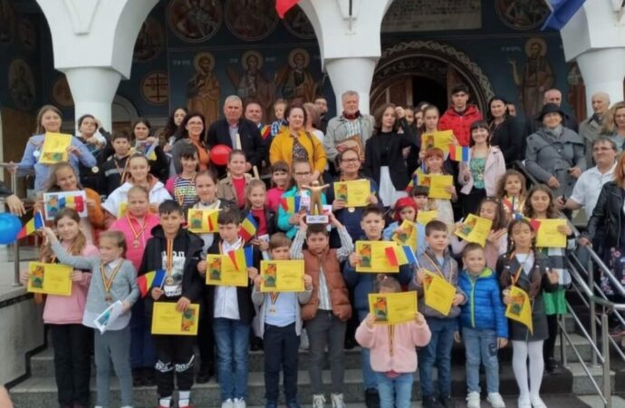 Sute de participanți la Salonul de Pictură ”Arte Mici” din Motru