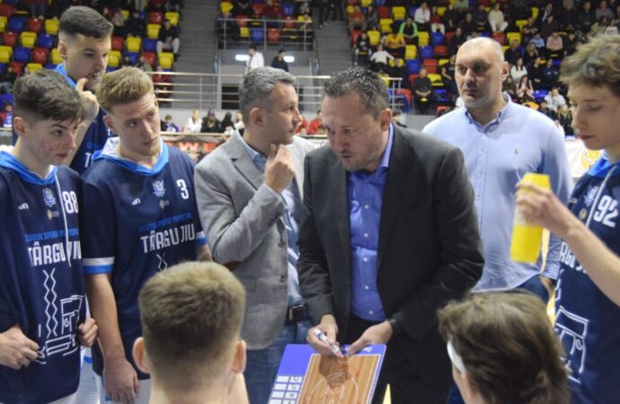 Doi baschetbaliști români, semnați de CSM Târgu Jiu