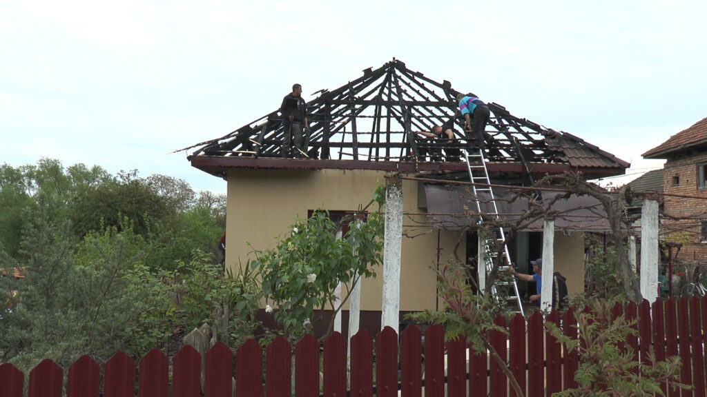 Se cere ajutor pentru familia a cărei casă a ars la Tismana - 4 mai 2023 AccentNews.ro