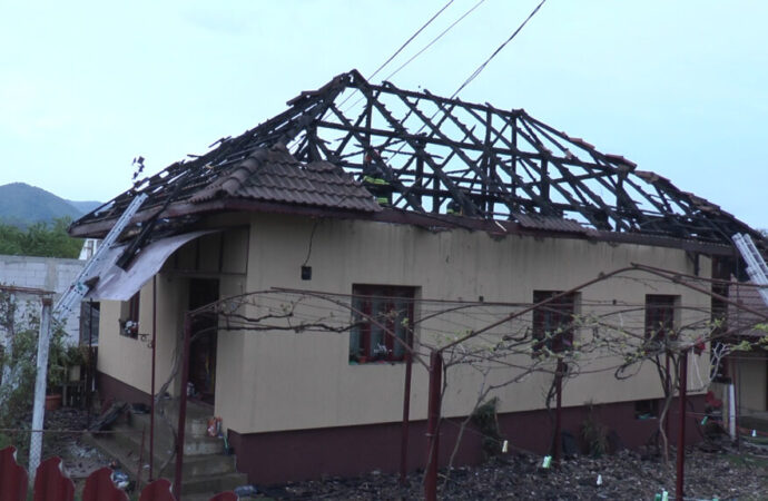 Se cere ajutor pentru familia a cărei casă a ars la Tismana