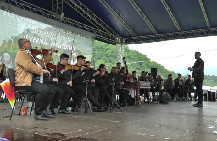 O tânără din Gorj, câștigătoarea Festivalului de Folclor ,,Domnica Trop”