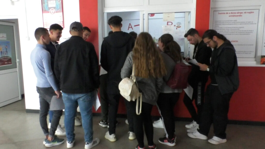 Exemplu pentru comunitate! Elevii de la CN „Tudor Arghezi” din Târgu-Cărbunești donează sânge - 4 mai 2023 AccentNews.ro