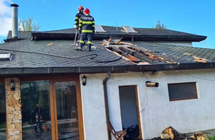 Incendiu la o casă din Runcu! Acoperișul a fost cuprins de flăcări