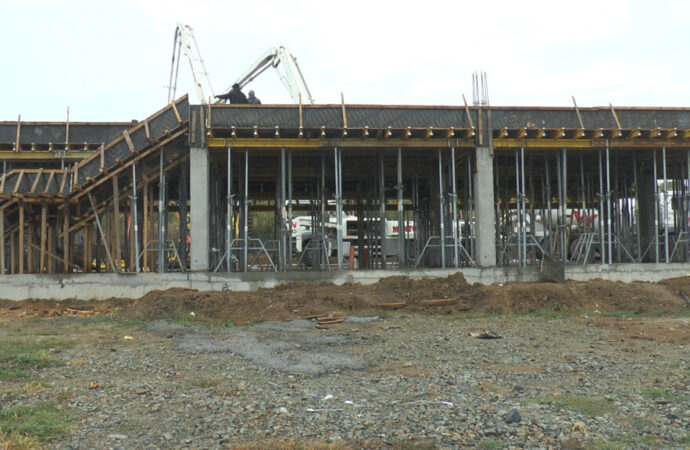 Primar supărat pe constructorii neserioși