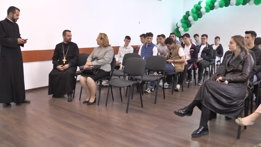 Atelier de pictură, la Liceul Teologic Târgu-Jiu - 8 mai 2023 AccentNews.ro