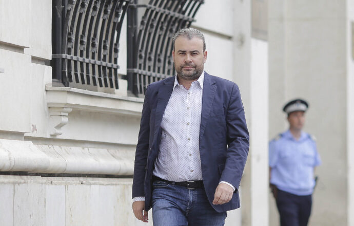 Vâlcov, dat în urmărire generală