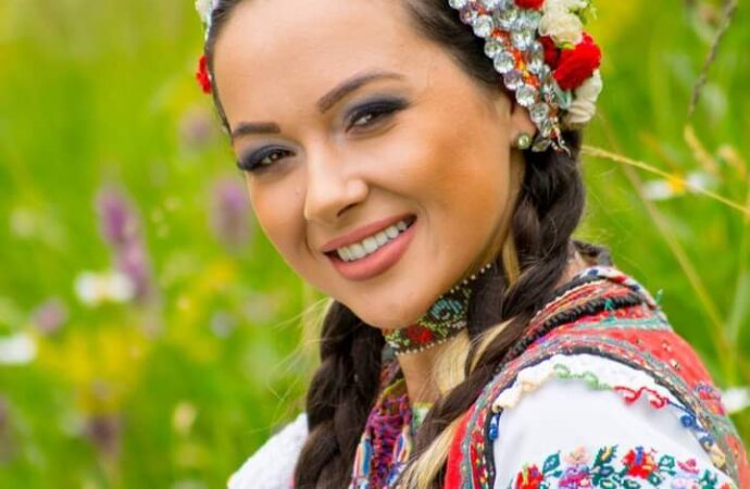 PORTRET DE ARTIST – VLĂDUȚA RUS LUPĂU