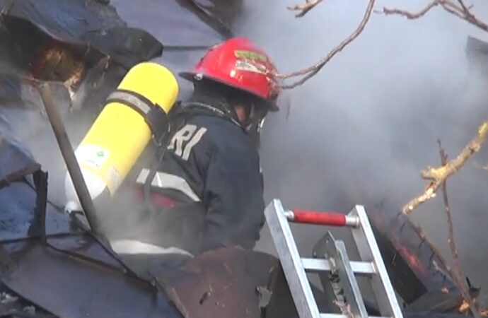 Incendiu la o anexă gospodărească din Stănești