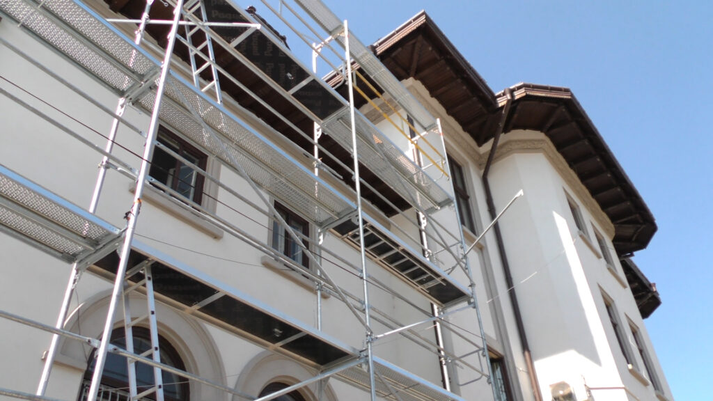 Încep lucrările la acoperișul Primăriei Municipiului Târgu Jiu - 27 iunie 2023 AccentNews.ro