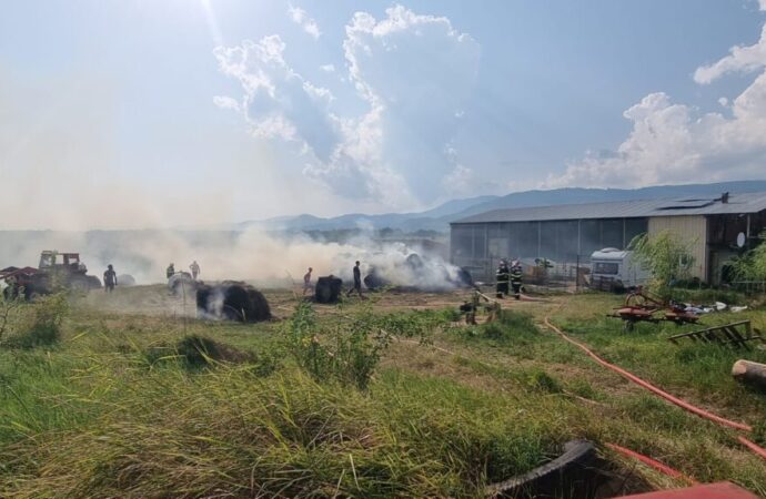 Depozit de furaje din Lelești, mistuit de flăcări. Incendiul a fost declanșat de un fulger