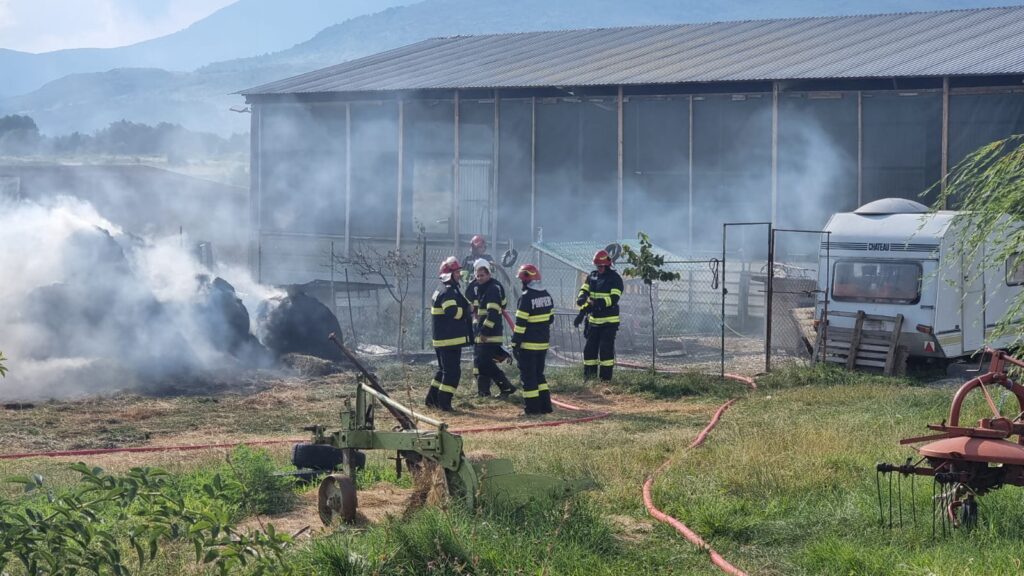 Depozit de furaje din Lelești, mistuit de flăcări. Incendiul a fost declanșat de un fulger - 20 iulie 2023 AccentNews.ro