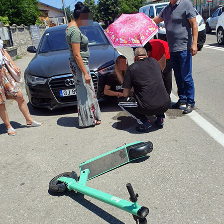 Târgu Jiu: A căzut cu trotineta pe o mașină aflată în mers