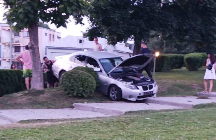 Cu BMW-ul, la Coloana Infinitului! Un șofer neatent a intrat cu mașina în spațiul verde