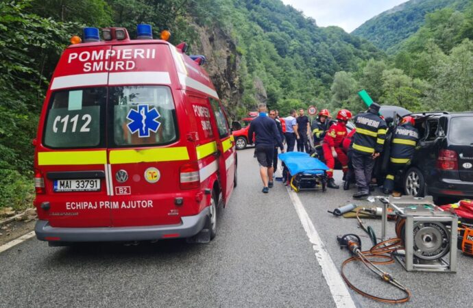 Accident pe Defileul Jiului, după ce un șofer a pătruns pe contrasens