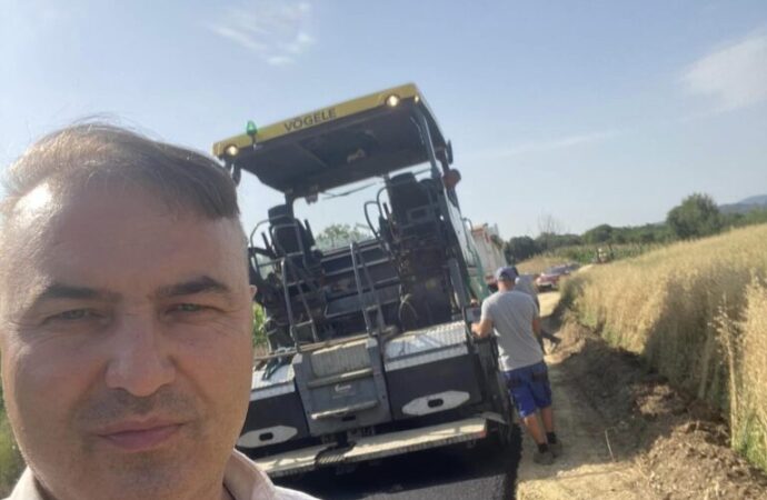 Se asfaltează tarlalele și parcelele oamenilor din Roșia de Amaradia