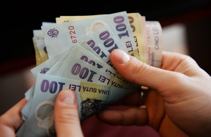 Bonus pentru angajaţii CEO