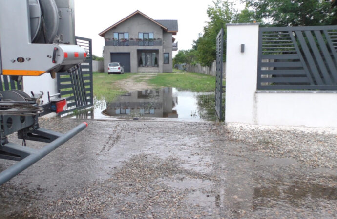 Locuitorii unei străzi din Târgu Jiu, disperați după ce canalizarea a refulat până în curțile lor