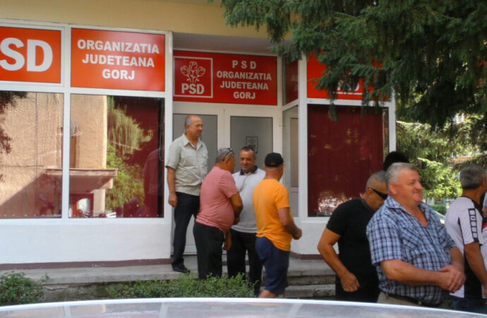 Angajații CEO, protest la sediul PSD din Târgu Jiu