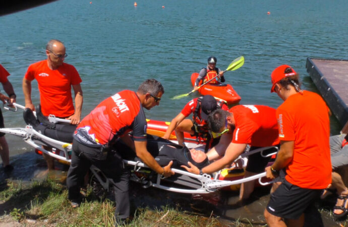Stagiu de pregătire al Salvamont România pe lacul Sâmbotin