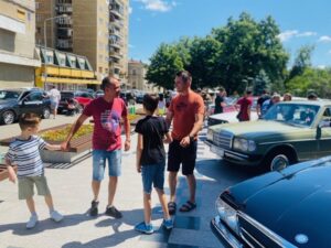 SUPER-EXPOZIȚIE DE MAȘINI RETRO CE FAC PARADĂ ÎN CENTRUL SEVERINULUI - 8 iulie 2023 AccentNews.ro