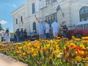 SUPER-EXPOZIȚIE DE MAȘINI RETRO CE FAC PARADĂ ÎN CENTRUL SEVERINULUI - 8 iulie 2023 AccentNews.ro