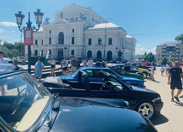 SUPER-EXPOZIȚIE DE MAȘINI RETRO CE FAC PARADĂ ÎN CENTRUL SEVERINULUI