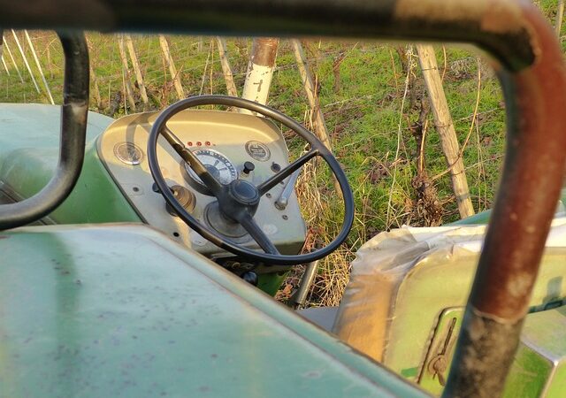 Depistat la volanul unui tractor fără permis de conducere