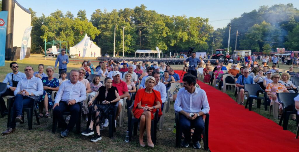 Ministrul Culturii, în vizită la festivalul de film de la Peștișani - 4 august 2023 AccentNews.ro
