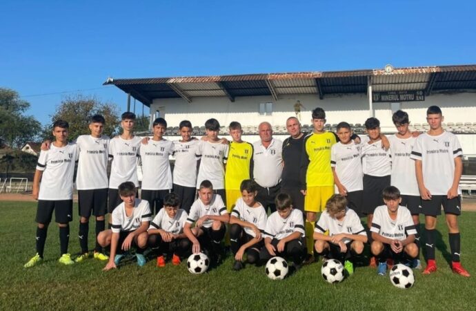 Echipamente pentru micii fotbaliști din Motru