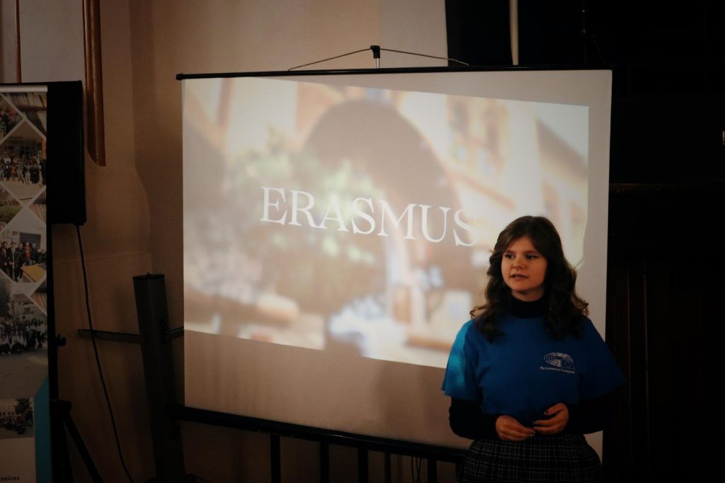 Colegiul Național „Spiru Haret” a celebrat Zilele Erasmus - 13 octombrie 2023 AccentNews.ro