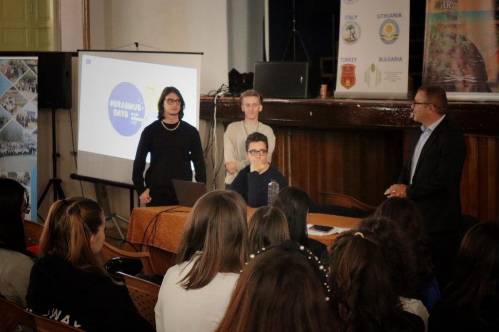 Colegiul Național „Spiru Haret” a celebrat Zilele Erasmus - 13 octombrie 2023 AccentNews.ro