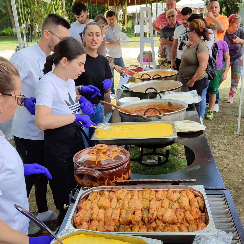 Număr record de vizitatori la cea de-a doua ediție a Festivalului Sarmalelor și Piftiilor de la Peștișani - 2 octombrie 2023 AccentNews.ro