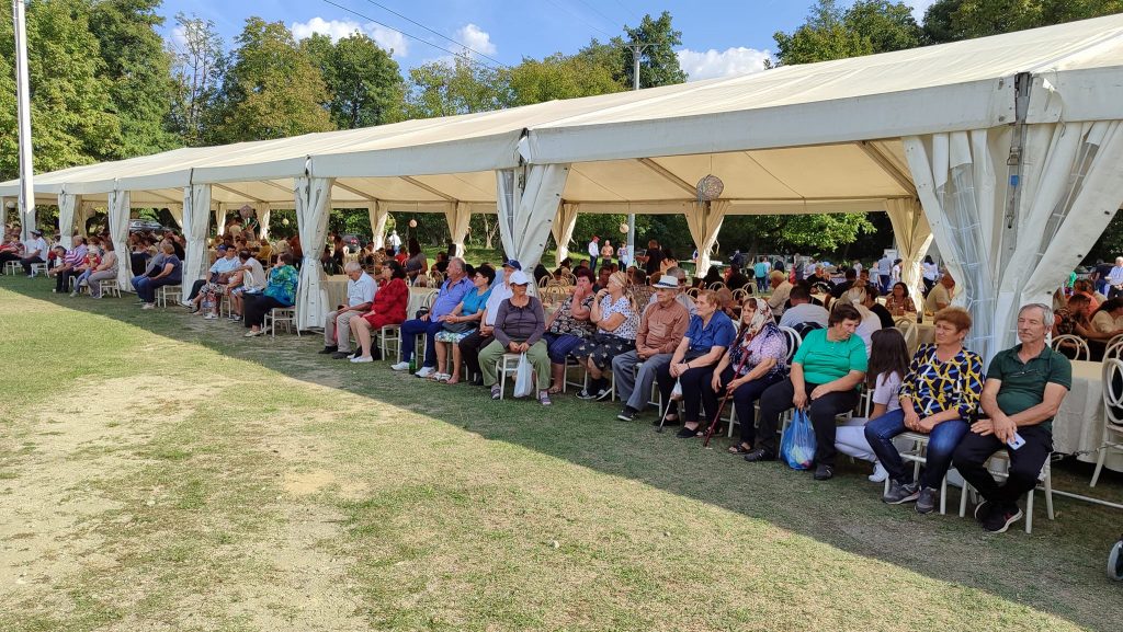 Număr record de vizitatori la cea de-a doua ediție a Festivalului Sarmalelor și Piftiilor de la Peștișani - 2 octombrie 2023 AccentNews.ro