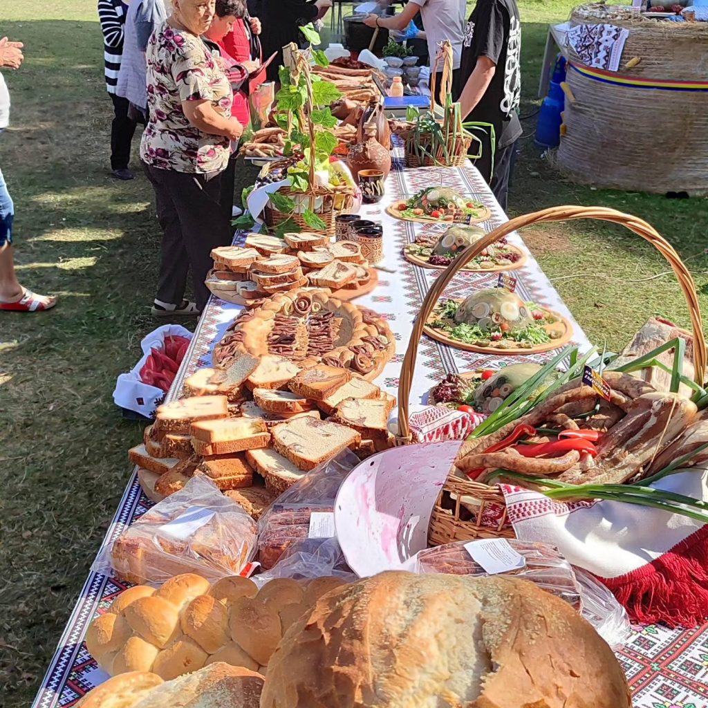 Număr record de vizitatori la cea de-a doua ediție a Festivalului Sarmalelor și Piftiilor de la Peștișani - 2 octombrie 2023 AccentNews.ro