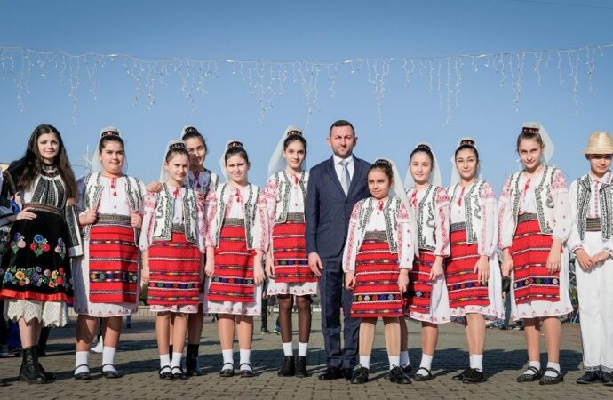Cadouri și dulciuri pentru copiii din Rovinari cu ocazia Sărbătorilor de Iarnă