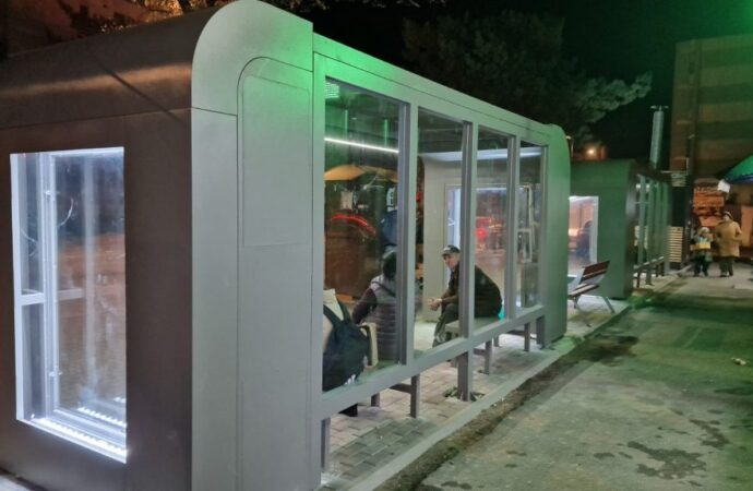 Continuă montarea stațiilor destinate transportului public din Târgu-Jiu