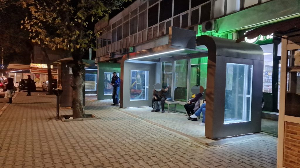 Continuă montarea stațiilor destinate transportului public din Târgu-Jiu - 14 noiembrie 2023 AccentNews.ro