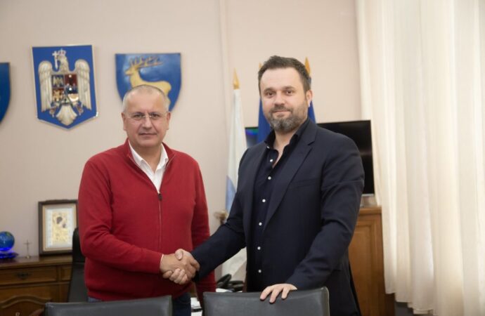 Microbuze electrice pentru 27 de unități de învățământ din Gorj