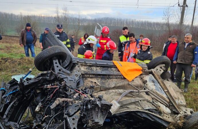 Vârț: Persoană încarcerată după ciocnirea între un autoturism şi un TIR