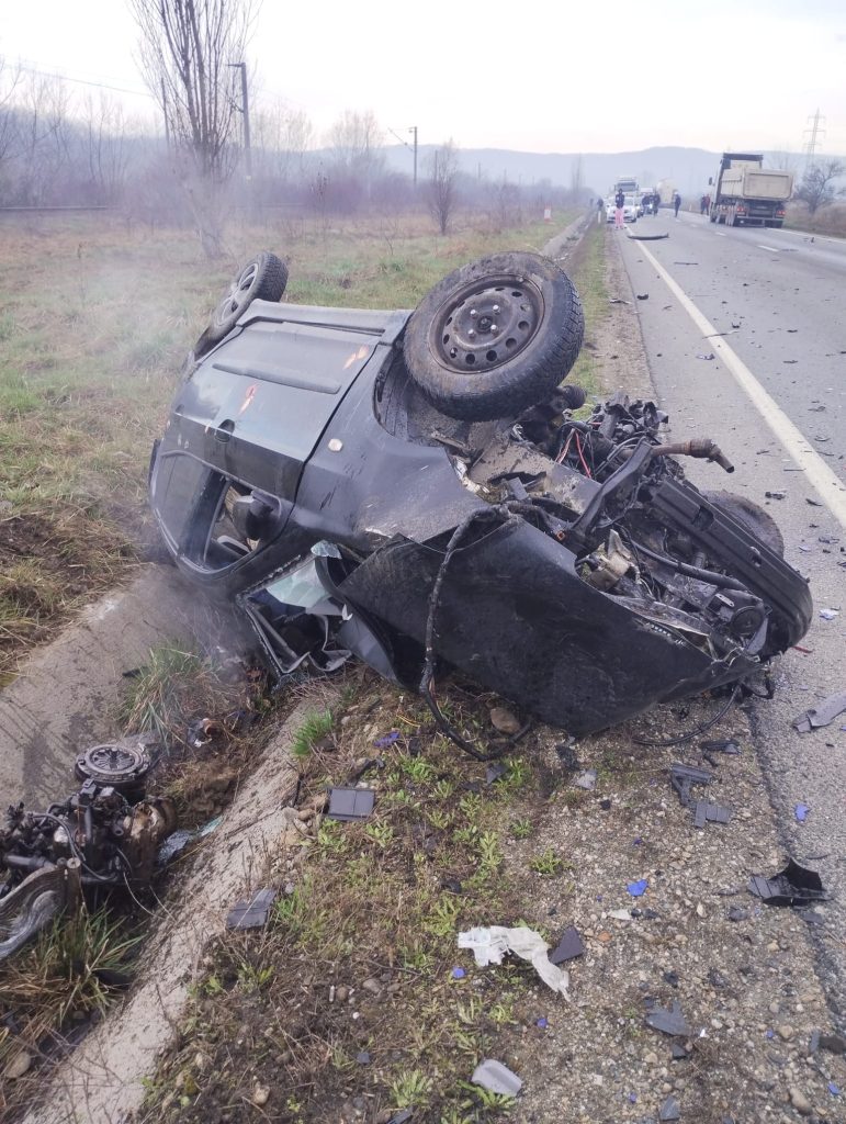 Vârț: Persoană încarcerată după ciocnirea între un autoturism şi un TIR - 13 martie 2024 AccentNews.ro