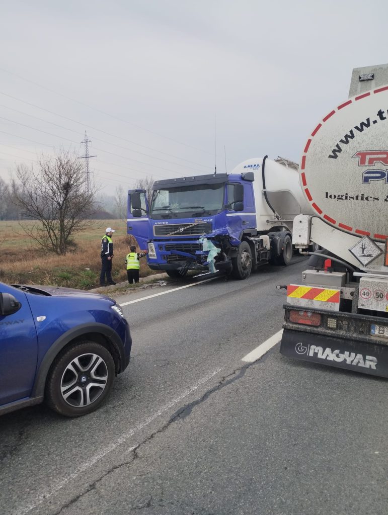 Vârț: Persoană încarcerată după ciocnirea între un autoturism şi un TIR - 13 martie 2024 AccentNews.ro