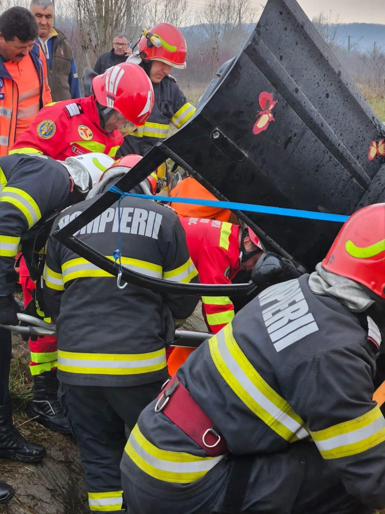 Vârț: Persoană încarcerată după ciocnirea între un autoturism şi un TIR - 13 martie 2024 AccentNews.ro