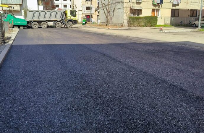 Se toarnă asfalt în cartierul Lotrului
