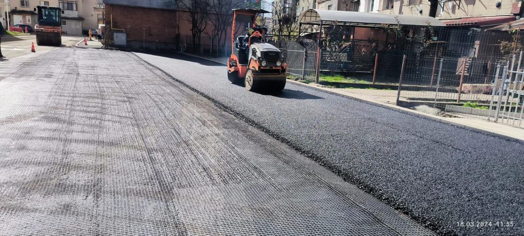 Se toarnă asfalt în cartierul Lotrului - 18 martie 2024 AccentNews.ro