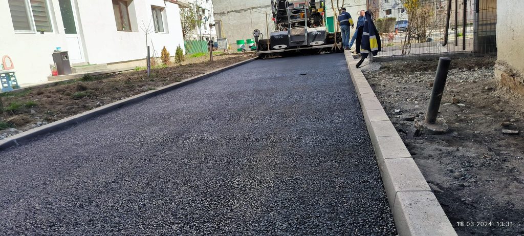 Se toarnă asfalt în cartierul Lotrului - 18 martie 2024 AccentNews.ro