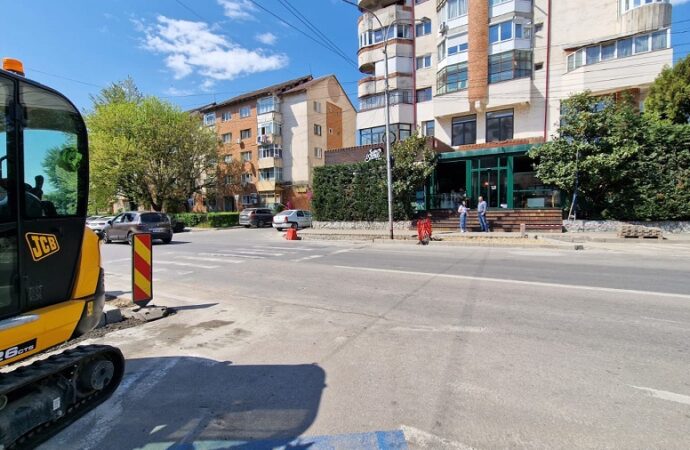 Semafor cu buton la o trecere de pietoni din zona Piața Centrală