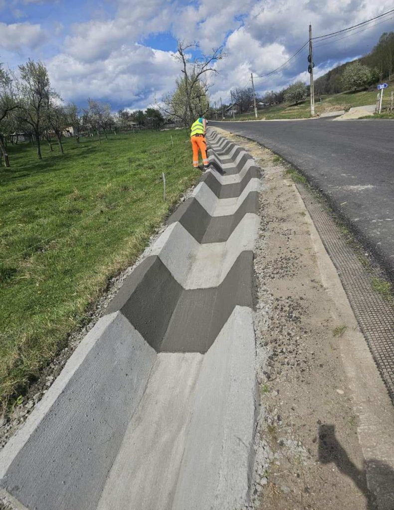Continuă reabilitarea și modernizarea drumurilor din Roșia de Amaradia - 10 aprilie 2024 AccentNews.ro